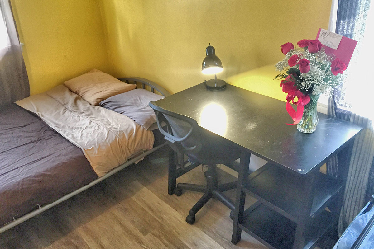 700 Jamesville Ave. - Yellow Room